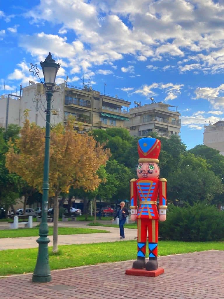 Πάτρα - φωτό: Συνεχίζεται η τοποθέτηση του Χριστουγεννιάτικου διάκοσμου