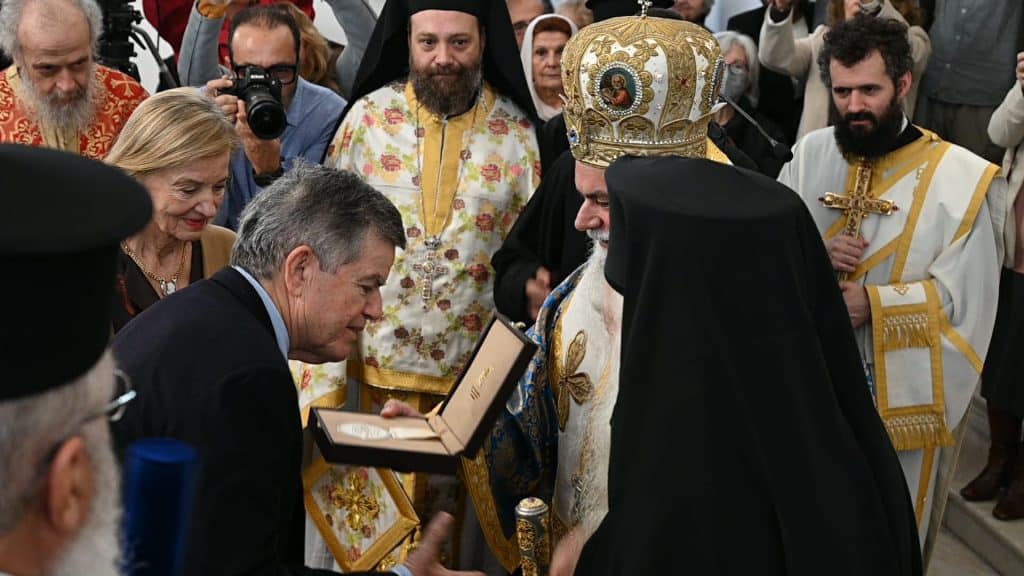 Αίγιο: Η μητρόπολη τίμησε τους ευεργέτες Αθανάσιο και Μαρίνα Μαρτίνου - φωτό