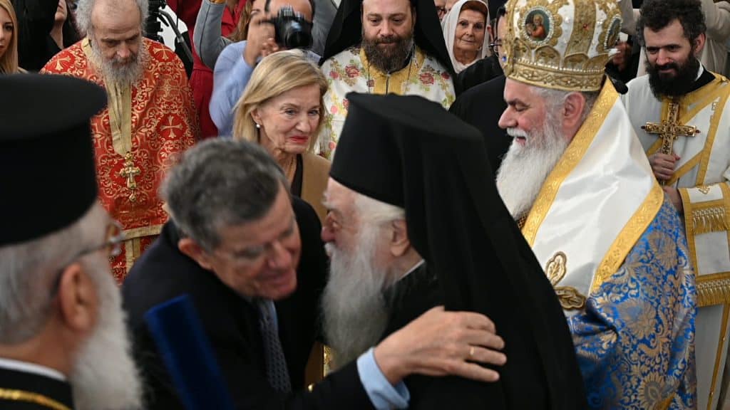 Αίγιο: Η μητρόπολη τίμησε τους ευεργέτες Αθανάσιο και Μαρίνα Μαρτίνου - φωτό