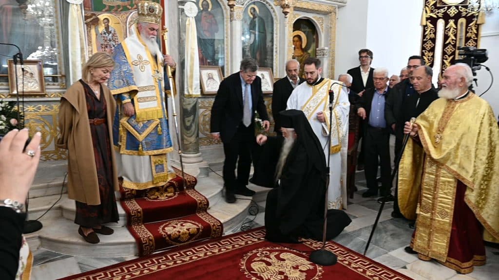 Αίγιο: Η μητρόπολη τίμησε τους ευεργέτες Αθανάσιο και Μαρίνα Μαρτίνου - φωτό