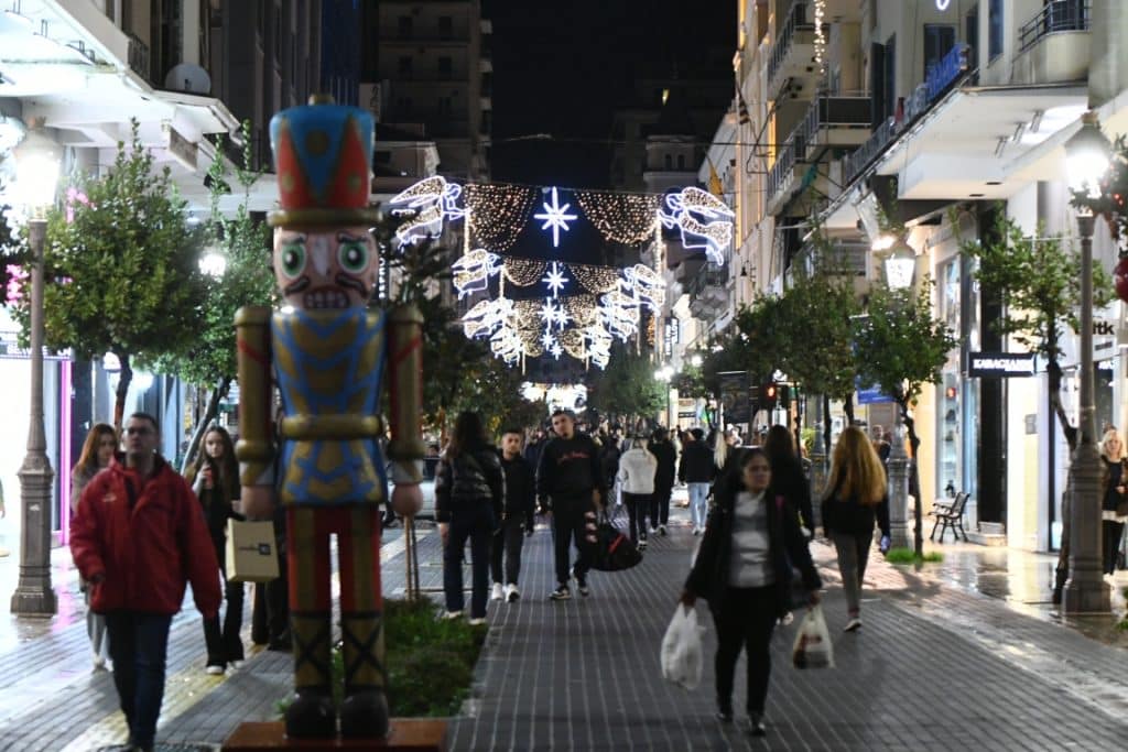 Πάτρα: Στολίστηκε η πόλη - Αναψε ο Χριστουγεννιάτικος διάκοσμος - φωτο