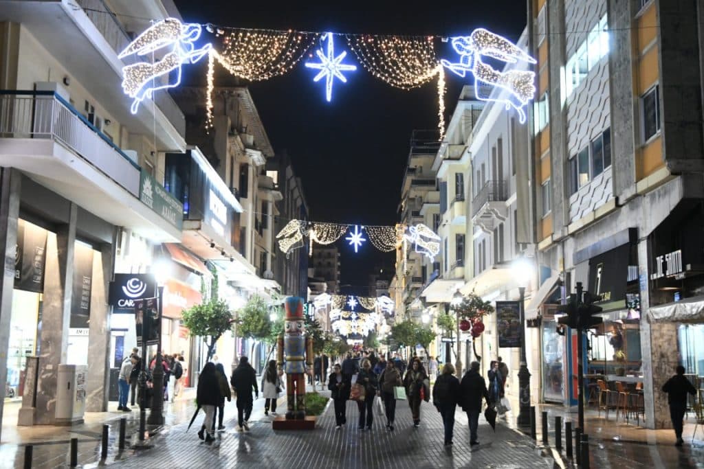 Πάτρα: Στολίστηκε η πόλη - Αναψε ο Χριστουγεννιάτικος διάκοσμος - φωτο
