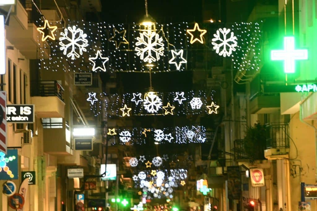 Πάτρα: Στολίστηκε η πόλη - Αναψε ο Χριστουγεννιάτικος διάκοσμος - φωτο