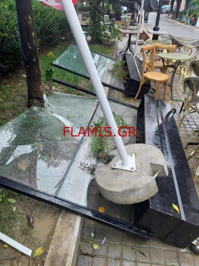 ΒΙΝΤΕΟ: Της κακομοίρας στην Τριών Ναυάρχων λόγω του ανεμοστρόβιλου