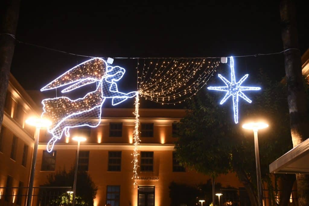 Πάτρα: Στολίστηκε η πόλη - Αναψε ο Χριστουγεννιάτικος διάκοσμος - φωτο