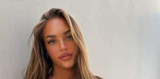 Η Alanna Pow με hot μπικίνι στα σοκάκια της Σαντορίνης Αρχική