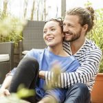 Red flags: Τί σημαίνουν για τις σχέσεις και γιατί όλο το Tik Tok μιλάει για αυτά