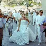Ένας ονειρεμένος γάμος στην Ύδρα με νυφικό Oscar de la Renta