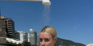 Η Polina Malinovskaya με μπικίνι σε παραλία του Rio de Janeiro Αρχική