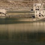 Λίμνη του Μόρνου: Βίντεο από ψηλά που κόβει την ανάσα – Το βυθισμένο χωριό «ξαναζωντανεύει» καθώς το νερό υποχωρεί