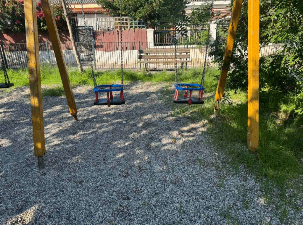 Πάτρα: Επικίνδυνη η παιδική χαρά πίσω από τον Άγιο Νεκτάριο Πάτρα: Επικίνδυνη η παιδική χαρά πίσω από τον Άγιο Νεκτάριο