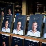 Le Monde για την «Ιθάκη» του Αλέξη Τσίπρα: O «ταραχοποιός» της Αριστεράς μιλά για το τραυματικό επεισόδιο του 2015 και ετοιμάζει την επιστροφή του