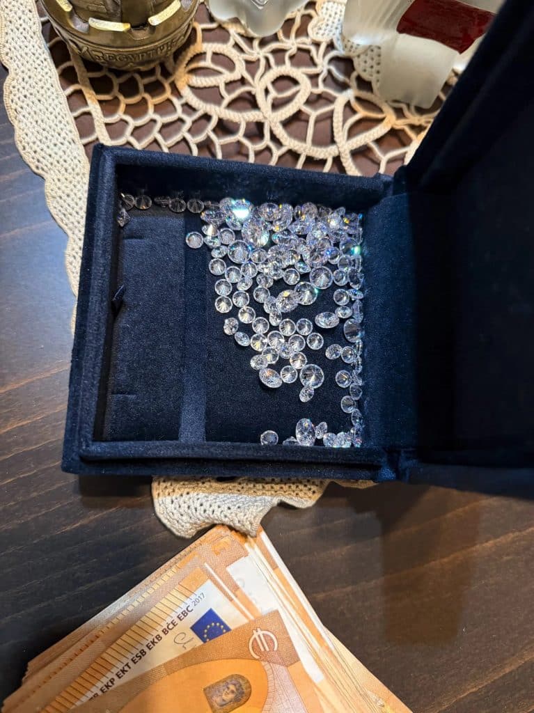 Σπύρος Μαρτίκας για το κύκλωμα που έταζε επενδύσεις: "Σε εξαπατούσαν με σουίτες και ράβδους χρυσού - Έστηναν ληστεία με ξυλοδαρμό για να μην πληρώσουν" Σπύρος Μαρτίκας για το κύκλωμα που έταζε επενδύσεις: "Σε εξαπατούσαν με σουίτες και ράβδους χρυσού - Έστηναν ληστεία με ξυλοδαρμό για να μην πληρώσουν"