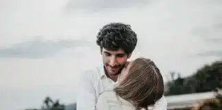 Βγαίνετε με διαζευγμένο άντρα; Πρέπει να γνωρίζετε αυτές τις δύσκολες αλήθειες σύμφωνα με έναν relationship coach Αρχική