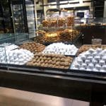 Πάτρα: Στολίζονται τα καταστήματα, στο φουλ κουραμπιέδες και μελομακάρονα