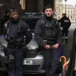 Λύθηκε το μυστήριο της viral φωτογραφίας από τη μέρα της ληστείας στο Λούβρο - Ποιος είναι ο «νεαρός με τη φεντόρα»;