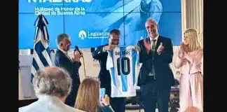 Στο Μπουένος Άιρες για συναυλία ο Νταλάρας – Του έδωσαν τη θρυλική φανέλα της Εθνικής Αργεντινής με το νούμερο 10 Αρχική