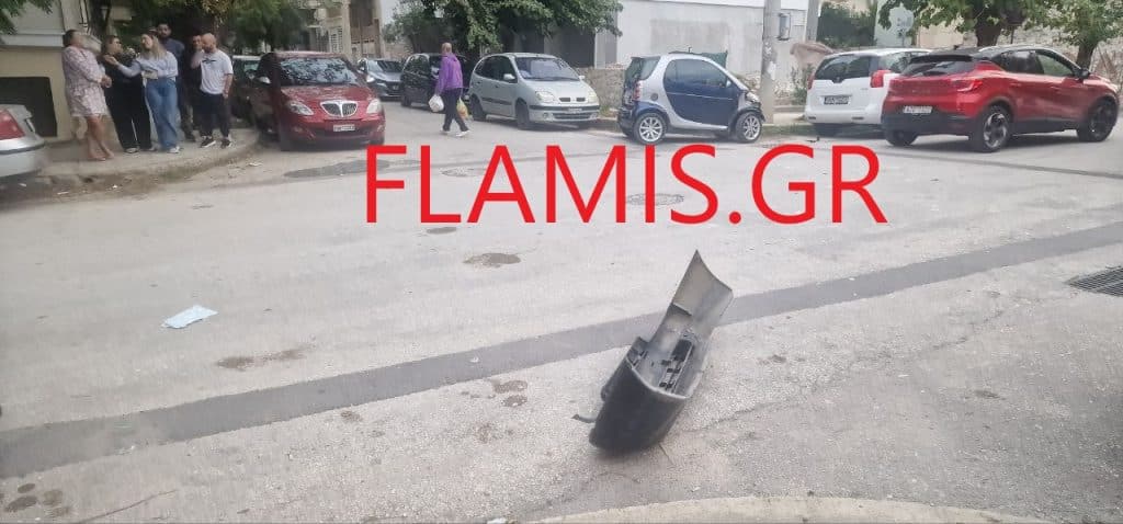 Πάτρα φωτό - Σφοδρή σύγκρουση μηχανής με ΙΧ στην οδό Σμύρνης! Στο έδαφος ο οδηγός - Εντρομοι οι κάτοικοι από τον δυνατό θόρυβο