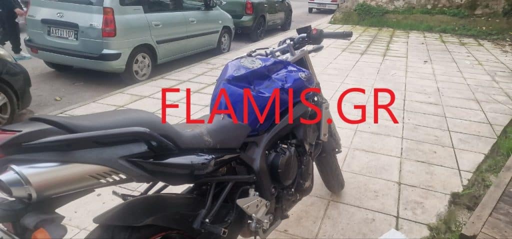 Πάτρα φωτό - Σφοδρή σύγκρουση μηχανής με ΙΧ στην οδό Σμύρνης! Στο έδαφος ο οδηγός - Εντρομοι οι κάτοικοι από τον δυνατό θόρυβο