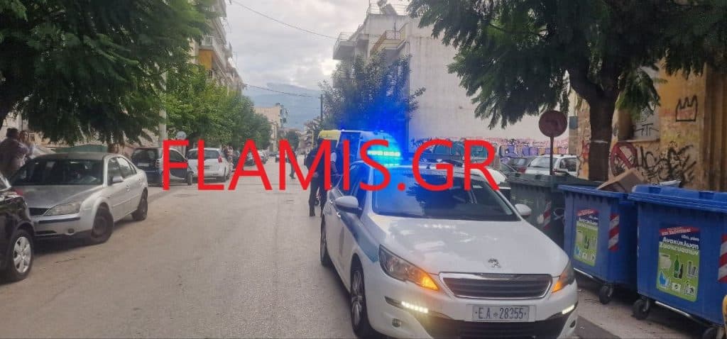 Πάτρα φωτό - Σφοδρή σύγκρουση μηχανής με ΙΧ στην οδό Σμύρνης! Στο έδαφος ο οδηγός - Εντρομοι οι κάτοικοι από τον δυνατό θόρυβο