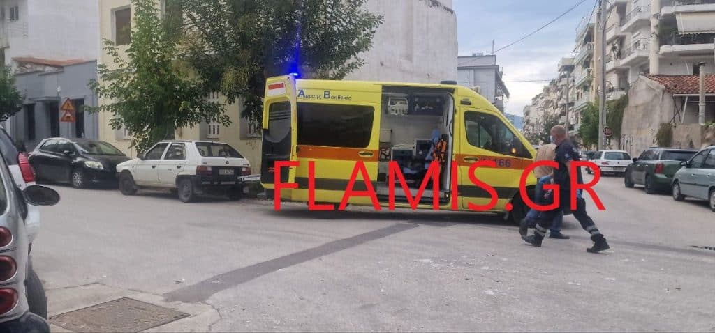 Πάτρα φωτό - Σφοδρή σύγκρουση μηχανής με ΙΧ στην οδό Σμύρνης! Στο έδαφος ο οδηγός - Εντρομοι οι κάτοικοι από τον δυνατό θόρυβο