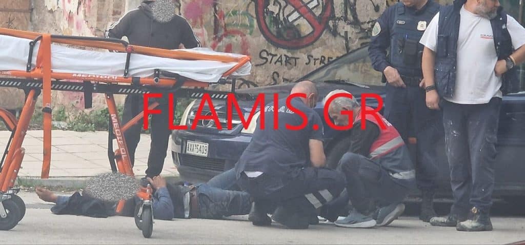 Πάτρα φωτό - Σφοδρή σύγκρουση μηχανής με ΙΧ στην οδό Σμύρνης! Στο έδαφος ο οδηγός - Εντρομοι οι κάτοικοι από τον δυνατό θόρυβο