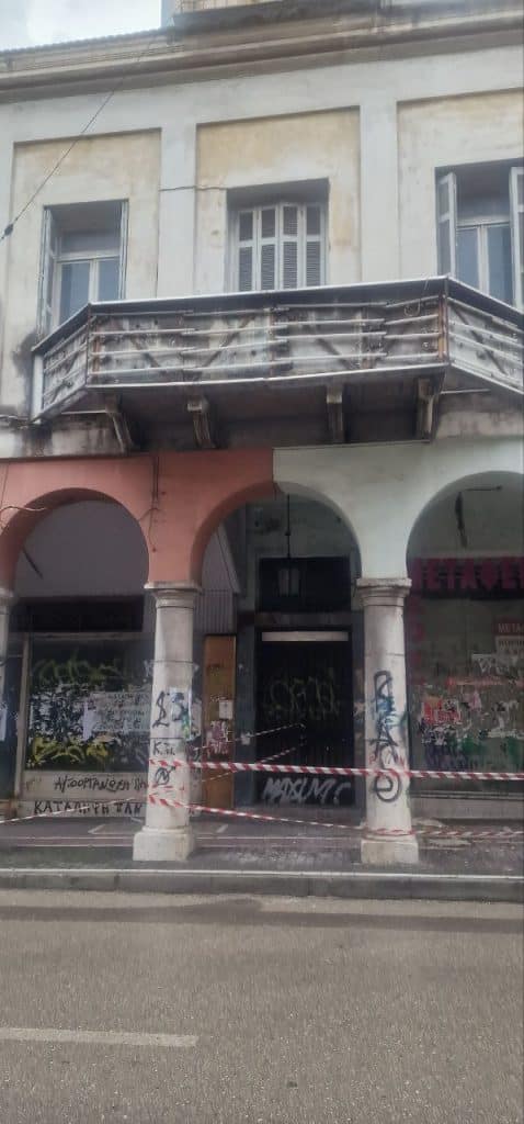 ΚΑΤΑΣΤΑΣΕΙΣ ΤΡΕΛΑΣ… ΣΤΟ ΚΕΝΤΡΟ ΤΗΣ ΠΑΤΡΑΣ: Το πεζοδρόμιο της Κορίνθου και Γούναρη… θα μείνει επί μήνες κλειστό!