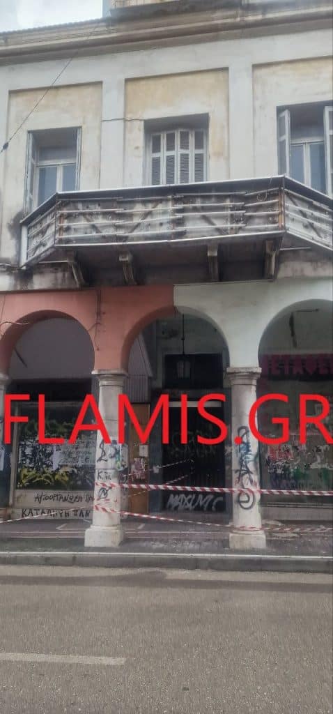 Πάτρα: Κατέρρευσε τμήμα της οροφής κτιρίου στην Κορίνθου! Αποκλείστηκε όλο το πεζοδρόμιο μετά τη Γούναρη - Από θαύμα δεν είχαμε θύμα - φωτό Πάτρα: Κατέρρευσε τμήμα της οροφής κτιρίου στην Κορίνθου! Αποκλείστηκε όλο το πεζοδρόμιο μετά τη Γούναρη - Από θαύμα δεν είχαμε θύμα - φωτό