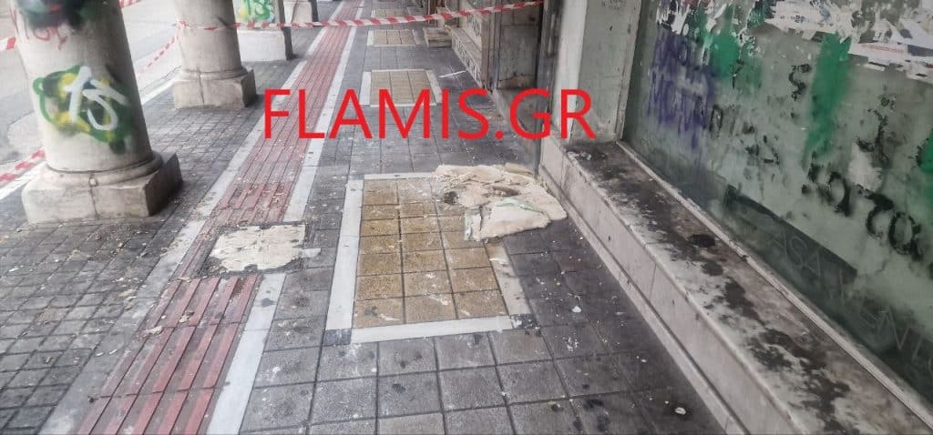 Πάτρα: Κατέρρευσε τμήμα της οροφής κτιρίου στην Κορίνθου! Αποκλείστηκε όλο το πεζοδρόμιο μετά τη Γούναρη - Από θαύμα δεν είχαμε θύμα - φωτό