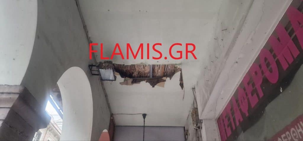 Πάτρα: Κατέρρευσε τμήμα της οροφής κτιρίου στην Κορίνθου! Αποκλείστηκε όλο το πεζοδρόμιο μετά τη Γούναρη - Από θαύμα δεν είχαμε θύμα - φωτό