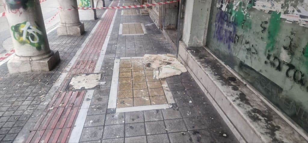 ΚΑΤΑΣΤΑΣΕΙΣ ΤΡΕΛΑΣ… ΣΤΟ ΚΕΝΤΡΟ ΤΗΣ ΠΑΤΡΑΣ: Το πεζοδρόμιο της Κορίνθου και Γούναρη… θα μείνει επί μήνες κλειστό!