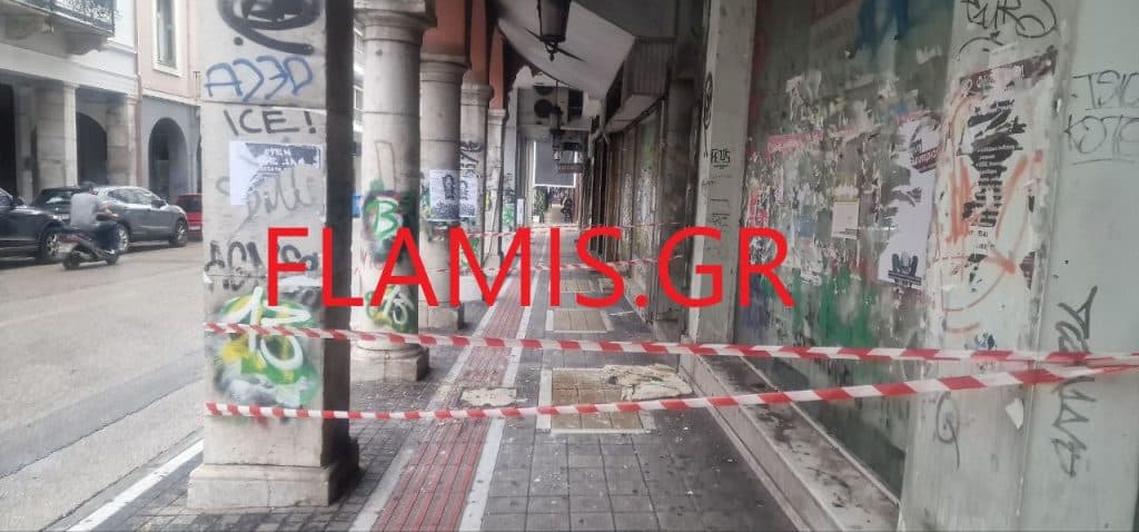 Πάτρα: Κατέρρευσε τμήμα της οροφής κτιρίου στην Κορίνθου! Αποκλείστηκε όλο το πεζοδρόμιο μετά τη Γούναρη - Από θαύμα δεν είχαμε θύμα - φωτό