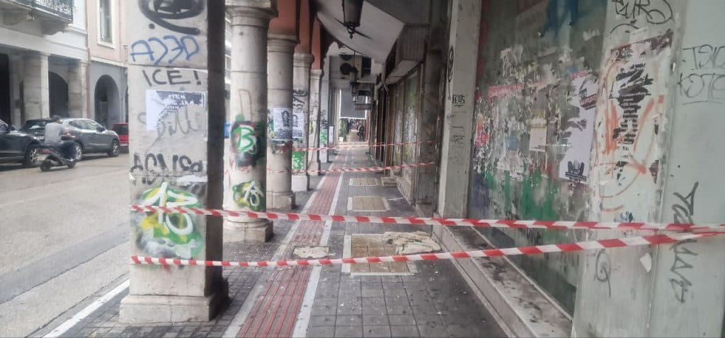 ΚΑΤΑΣΤΑΣΕΙΣ ΤΡΕΛΑΣ… ΣΤΟ ΚΕΝΤΡΟ ΤΗΣ ΠΑΤΡΑΣ: Το πεζοδρόμιο της Κορίνθου και Γούναρη… θα μείνει επί μήνες κλειστό!