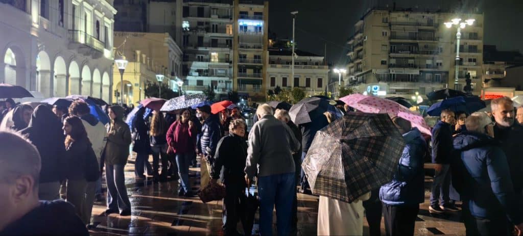 Πάτρα: Εκατοντάδες αγρότες, παρά τη βροχή, στην Πλ. Γεωργίου - φωτό