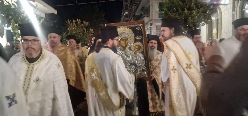 Πάτρα - φωτό και βίντεο: Εφθασε η εικόνα της Παναγίας Εσφαγμένης! Συγκίνηση στο κέντρο με εκατοντάδες πιστούς