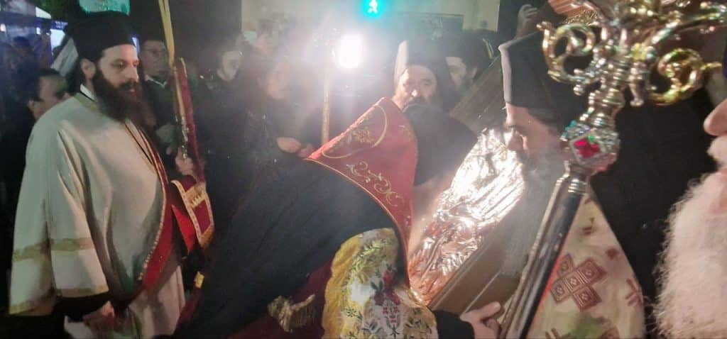 Πάτρα - φωτό και βίντεο: Εφθασε η εικόνα της Παναγίας Εσφαγμένης! Συγκίνηση στο κέντρο με εκατοντάδες πιστούς