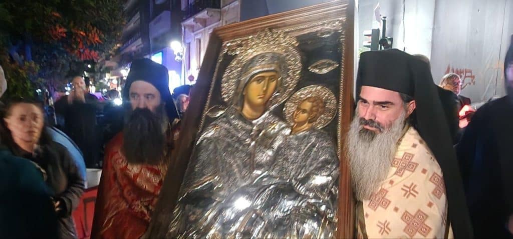 Πάτρα - φωτό και βίντεο: Εφθασε η εικόνα της Παναγίας Εσφαγμένης! Συγκίνηση στο κέντρο με εκατοντάδες πιστούς