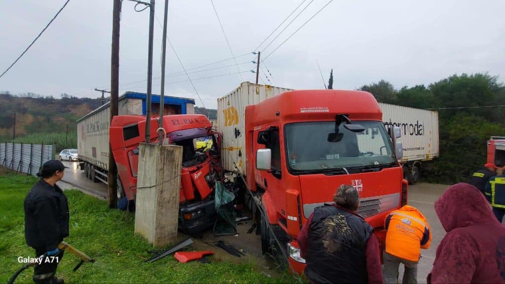 ΜΠΑΡΑΖ ΤΡΟΧΑΙΩΝ ΣΤΗΝ ΠΑΤΡΑ (φωτό): Τραυματίες, εγκλωβισμοί και καταγγελίες συνδικαλιστών