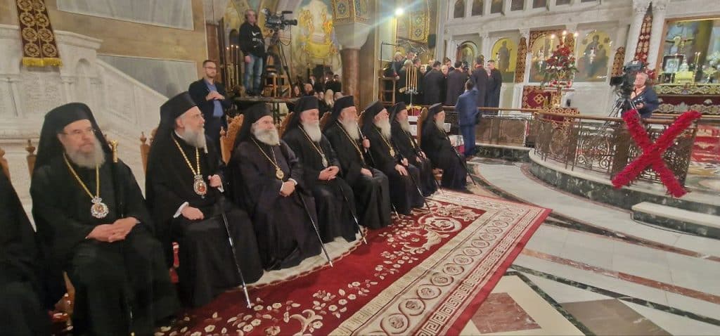 Πάτρα: Το αδιαχώρητο στον Ι.Ν. Αγίου Ανδρέου - ΔΕΙΤΕ ΠΟΛΛΕΣ φωτό από τον Εσπερινό