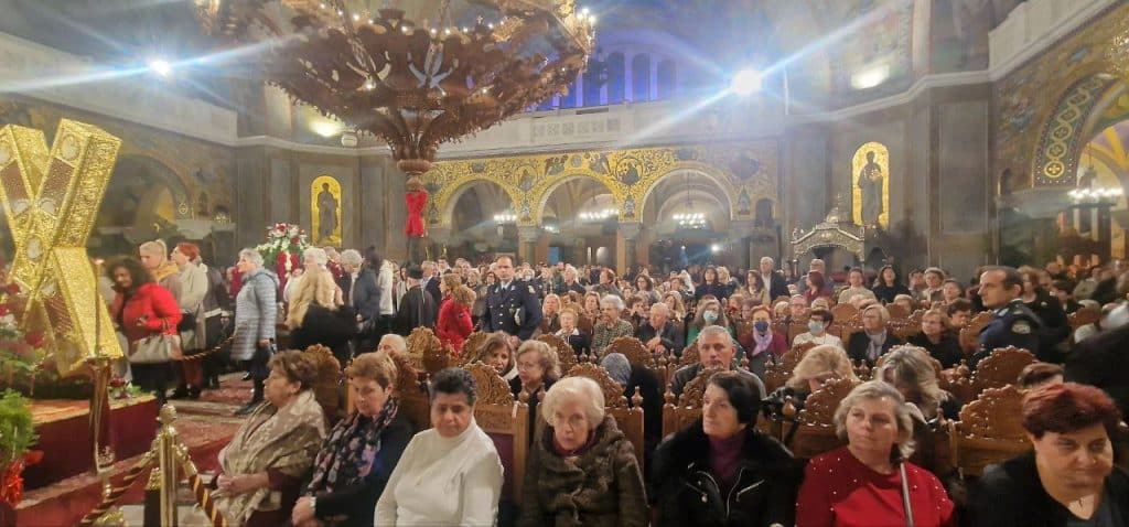 Πάτρα: Το αδιαχώρητο στον Ι.Ν. Αγίου Ανδρέου - ΔΕΙΤΕ ΠΟΛΛΕΣ φωτό από τον Εσπερινό