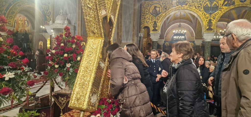 Πάτρα: Το αδιαχώρητο στον Ι.Ν. Αγίου Ανδρέου - ΔΕΙΤΕ ΠΟΛΛΕΣ φωτό από τον Εσπερινό