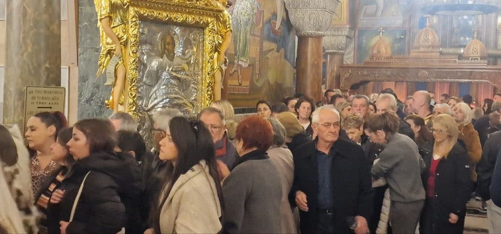 Πάτρα: Το αδιαχώρητο στον Ι.Ν. Αγίου Ανδρέου - ΔΕΙΤΕ ΠΟΛΛΕΣ φωτό από τον Εσπερινό