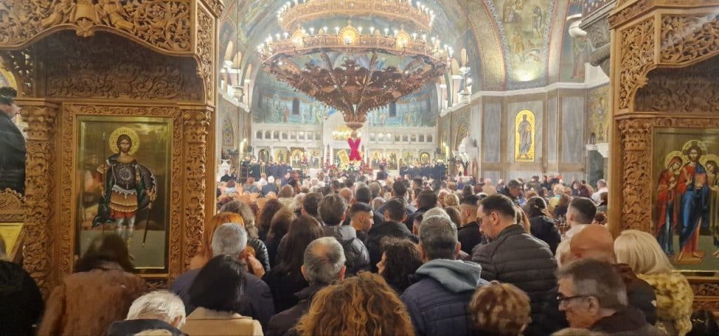 Πάτρα: Το αδιαχώρητο στον Ι.Ν. Αγίου Ανδρέου - ΔΕΙΤΕ ΠΟΛΛΕΣ φωτό από τον Εσπερινό