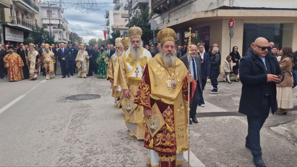 Πάτρα - Φωτό: Χιλιάδες πιστών στην λιτανεία που έγινε για τον Αγιο Ανδρέα