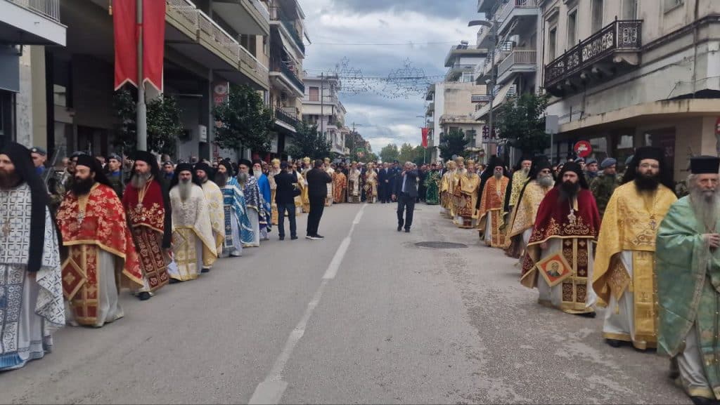 Πάτρα - Φωτό: Χιλιάδες πιστών στην λιτανεία που έγινε για τον Αγιο Ανδρέα