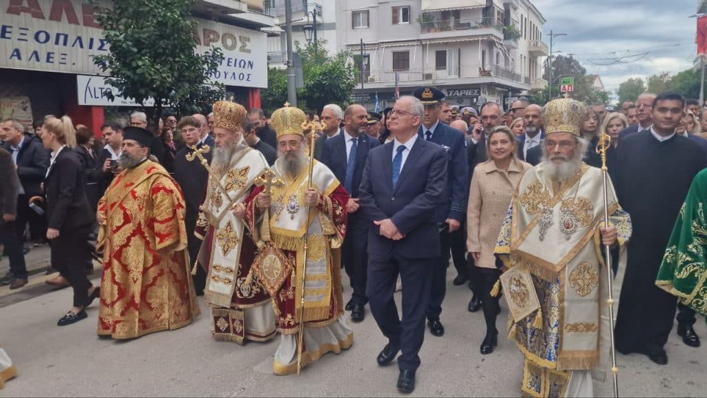 Πάτρα - Φωτό: Χιλιάδες πιστών στην λιτανεία που έγινε για τον Αγιο Ανδρέα