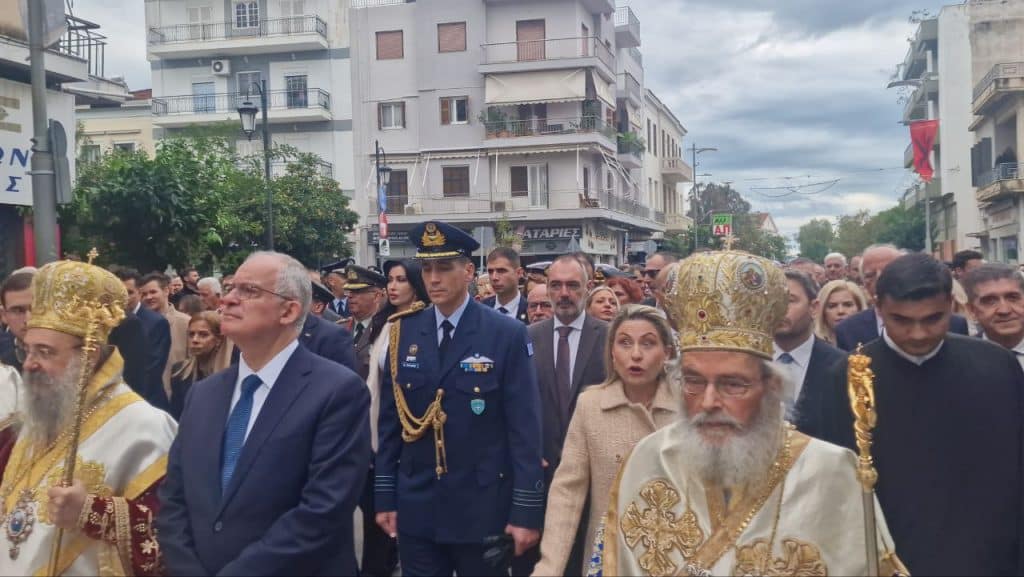 Πάτρα - Φωτό: Χιλιάδες πιστών στην λιτανεία που έγινε για τον Αγιο Ανδρέα