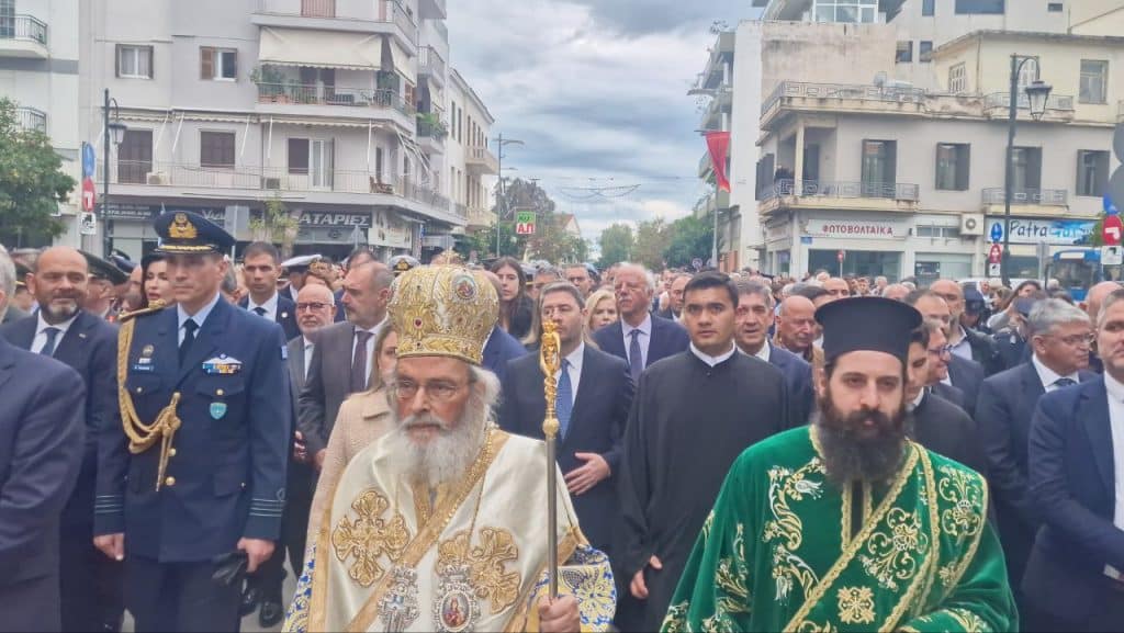 Πάτρα - Φωτό: Χιλιάδες πιστών στην λιτανεία που έγινε για τον Αγιο Ανδρέα