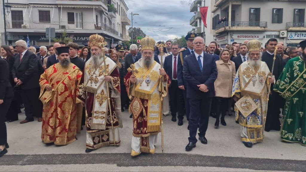 Πάτρα - Φωτό: Χιλιάδες πιστών στην λιτανεία που έγινε για τον Αγιο Ανδρέα