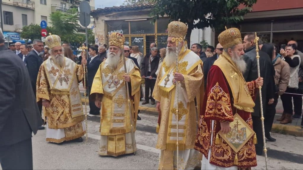 Πάτρα - Φωτό: Χιλιάδες πιστών στην λιτανεία που έγινε για τον Αγιο Ανδρέα